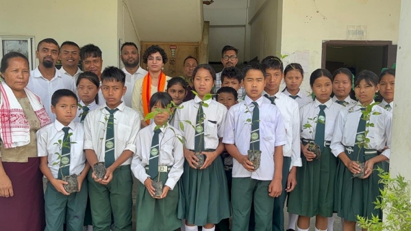 ফিয়াংপুই উচ্চ মাধ্যমিক বিদ্যালয়ে বৃক্ষরোপণ কর্মসূচিতে অংশগ্রহণকারীরা
