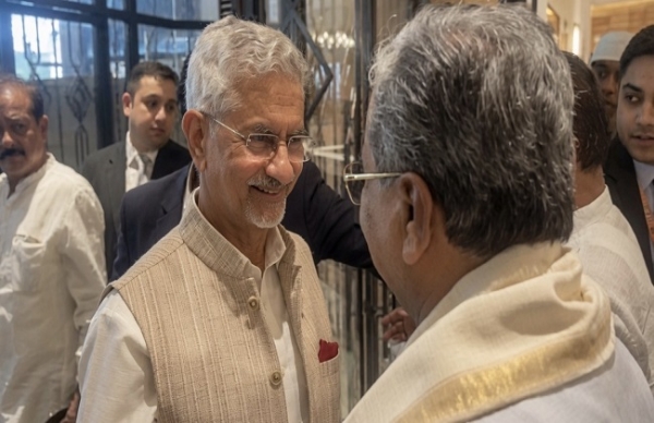 হোটেল থেকে বের হওয়ার সময় সিদ্দারামাইয়ার সঙ্গে বিদেশমন্ত্রী এস জয়শঙ্করেরও সাক্ষাৎ