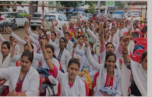 ধর্মঘটে চুক্তিভিত্তিক স্বাস্থ্য কর্মীরা