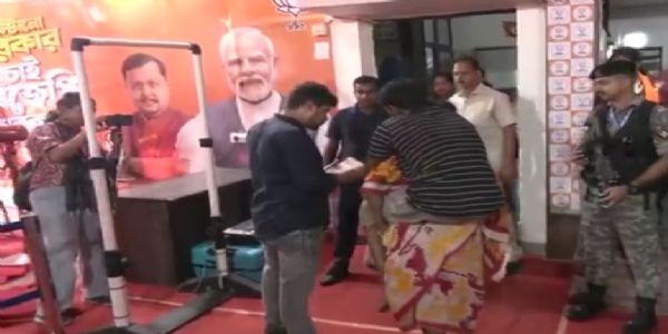 স্বামীকে কাঁধে নিয়ে সুন্দরবন থেকে জনতা দরবারে এক মহিলা, মুখ্যমন্ত্রী দিয়েছেন সমস্যা সমাধানের আশ্বাস