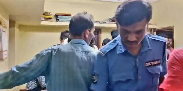 অন্নপূর্ণা ভাণ্ডারের ফর্ম জমা দিতে উপচে পড়া ভিড়, পরিস্থিতি সামাল দিতে পুলিশ মোতায়েন
