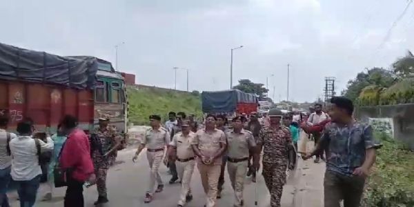 গ্রেফতারের পর হাতে হ্যান্ডকাপ পরিয়ে ঘটনাস্থলে নিয়ে গেল পুলিশ, উলুবেড়িয়ায় তৃণমূল নেতাকে ঘিরে চাঞ্চল্য