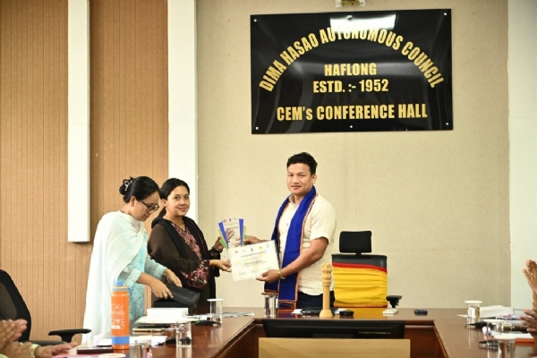 শংসাপত্র ও স্মারক তুলে দিচ্ছেন দেবোলাল গার্লোসা