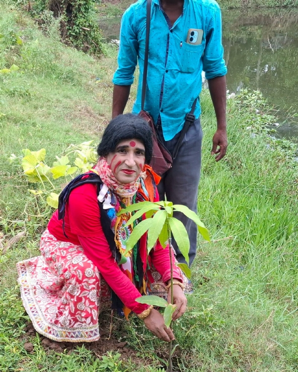 নিজ হাতে গাছ  লাগাচ্ছেন গোলাপ সুন্দরী