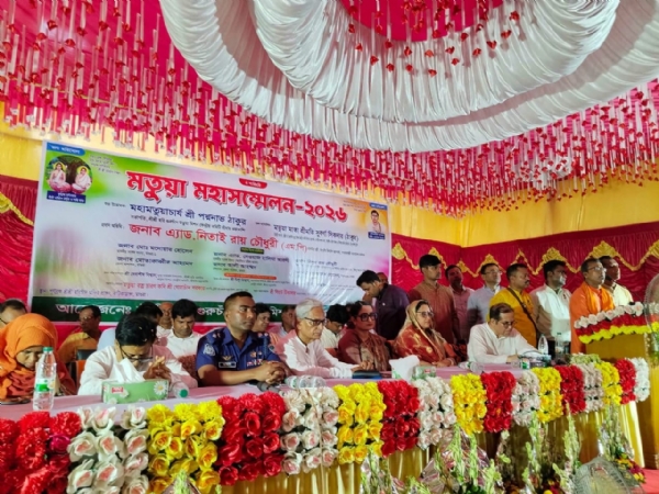 অনুষ্ঠানমঞ্চে মন্ত্রী সহ বিশিষ্টজনেরা