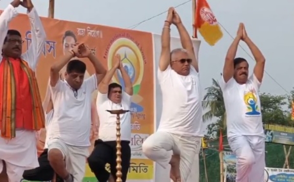 খড়গপুরে গীতা পাঠ ও যোগব্যায়াম কর্মসূচিতে মন্ত্রী দিলীপ ঘোষ