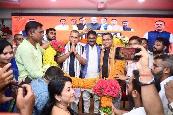 শিলচরে বিজেপি দফতরে দুই মন্ত্রী কৌশিক রায় এবং কৃষ্ণেন্দু পালকে সংবর্ধনা