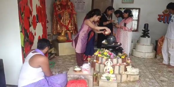 আষাঢ়ে পড়লেও অমঙ্গল নয় জামাইষষ্ঠী, লক্ষ্মীনারায়ণ বাড়িতে ভক্তদের ভিড়