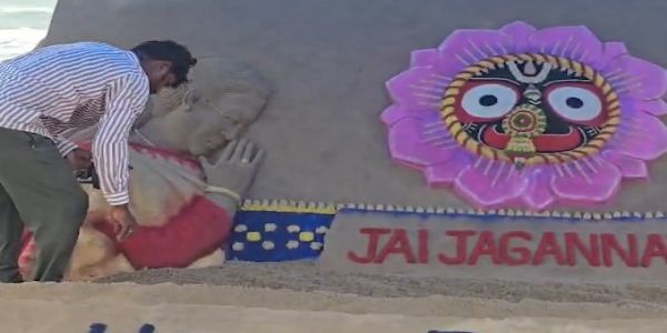 রাষ্ট্রপতির জন্মদিনে বালু ভাস্কর্য সুদর্শন পট্টনায়েকের