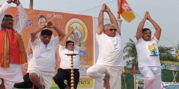 খড়গপুরে গীতা পাঠ ও যোগব্যায়াম কর্মসূচিতে মন্ত্রী দিলীপ ঘোষ