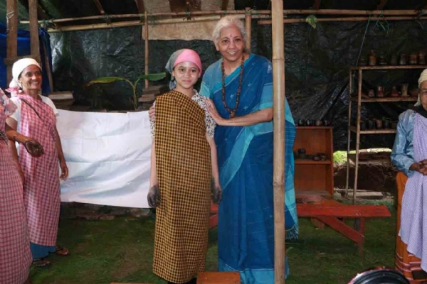 ঐতিহ্যবাহী খুদে কারুশিল্পীর সঙ্গে