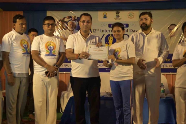 বিভিন্ন প্রতিযোগিতায় জনৈক বিজয়ীর হাতে পুরস্কার তুলে দেওয়ার দৃশ্য বিভিন্ন প্রতিযোগিতায় জনৈক বিজয়ীর হাতে পুরস্কার তুলে দেওয়ার দৃশ্য