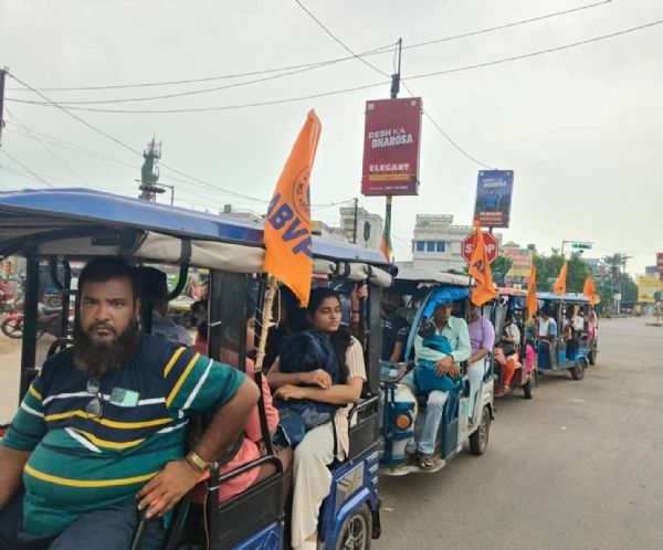 পরীক্ষার্থীদের সহায়তায় এবিভিপির টোটো পরিষেবা