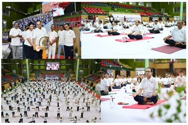 মালিগাঁওয়ে রেলওয়ে ইনডোর স্টেডিয়ামে আন্তর্জাতিক যোগ দিবসে জিএম চেতনকুমার সহ রেলের অন্যান্য বরিষ্ঠ আধিকারিকগণ