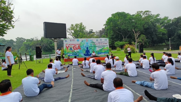 বোটানিক্যাল গার্ডেনে যোগ দিবস পালন বোটানিক্যাল গার্ডেনে যোগ দিবস পালন