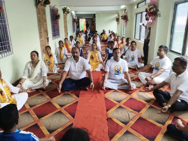 প্রাক্তন সাংসদ মিশন দাস, বিজেপির জেলা সভাপতি সঞ্জীব বণিক, সুব্রত ভট্টাচার্য, কৃষ্ণ দাস, অমরেশ রায়দের যোগচর্চা