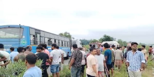 (আপডেট) ময়নাগুড়িতে দাঁড়িয়ে থাকা ট্রাকের পিছনে সরকারি বাসের ধাক্কা; মৃত ২, আহত অন্তত ২৯