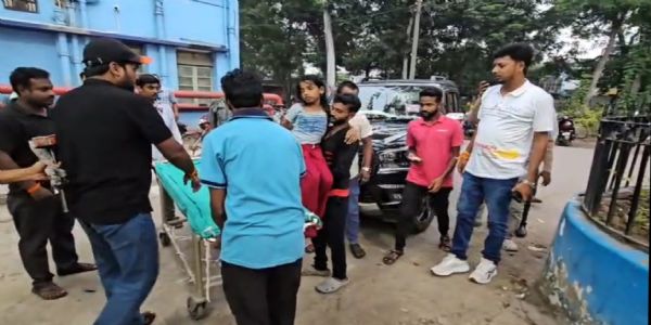 আহত মাদ্রাসা ছাত্রকে হাসপাতালে ভর্তি করে মানবিক নজির আরামবাগ বিধায়কের