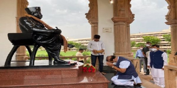 সংঘ-প্রতিষ্ঠাতা ডা. হেডগেওয়ারের মৃত্যুবার্ষিকীতে মুখ্যমন্ত্রীর শ্রদ্ধার্ঘ্য