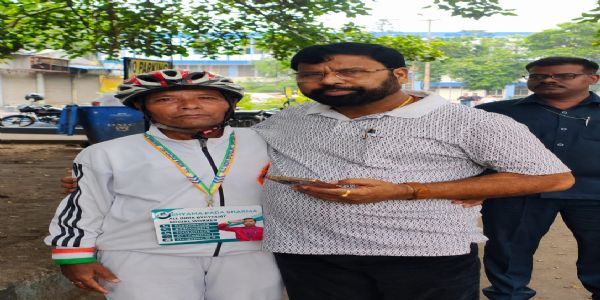 বিশ্ব শান্তির বার্তা নিয়ে সাইকেলে রাজস্থানের পথে দুর্গাপুরের ঘুগনি বিক্রেতা