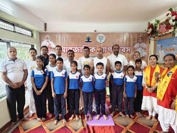 যোগচর্চায় অংশগ্রহণকারীদের কয়েকজন