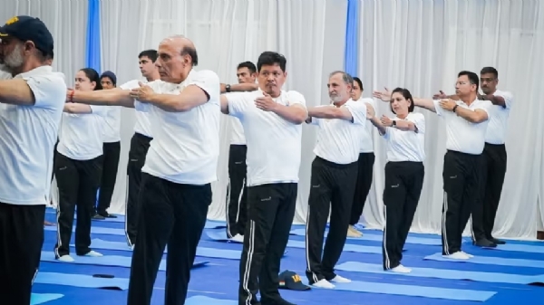 প্রতিরক্ষামন্ত্রী রাজনাথ ও মুখ্যমন্ত্রী সাংমার যোগাভ্যাস (চিত্র ৩)