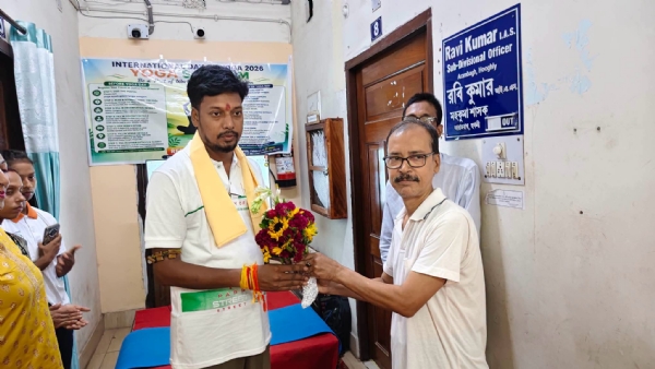 মহকুমা শাসকের দপ্তরে যোগা কর্মসূচিতে আরামবাগ বিধায়ক হেমন্ত বাগ