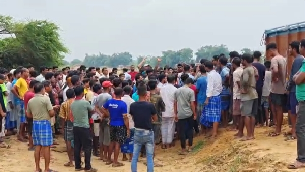 নদী খনন সেতু নির্মাণের দাবিতে বিক্ষোভ খানাকুলে