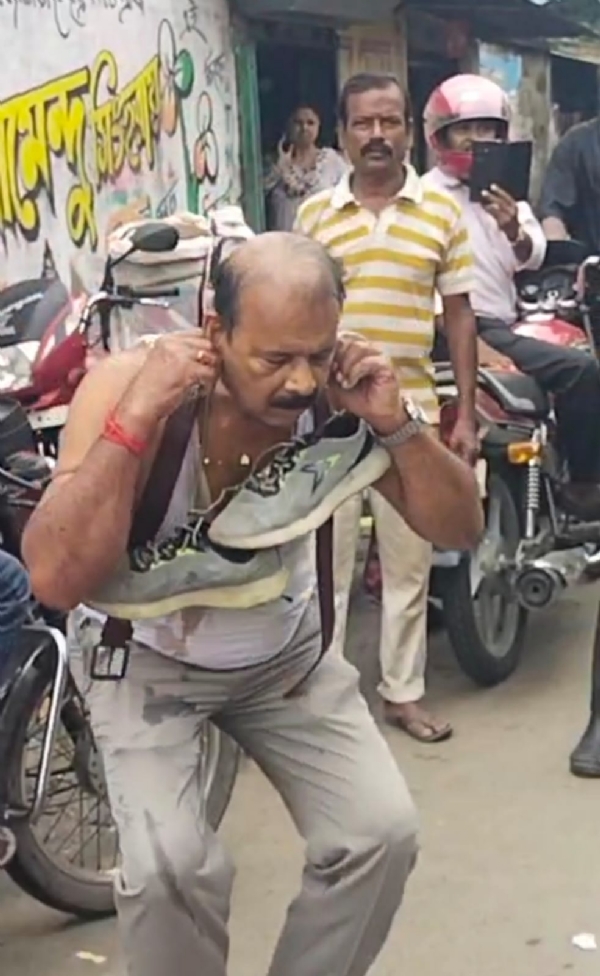 কানে ধরে উঠবস প্রাক্তন পৌর পিতার