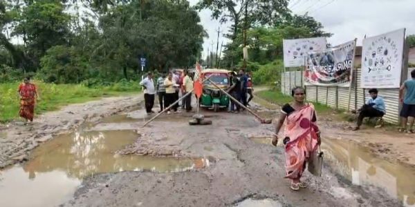 রাস্তার বেহাল দশার প্রতিবাদে ডুকলিতে অটোচালকদের অবরোধ, জনদুর্ভোগ চরমে