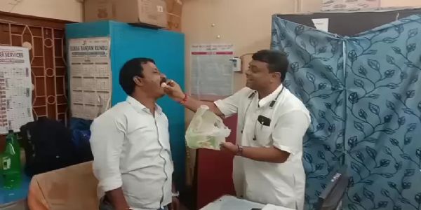 ডিএ ২০ শতাংশ বৃদ্ধির ঘোষণায় উচ্ছ্বাস, শান্তিপুরে মিষ্টি বিতরণ সরকারি কর্মচারীদের