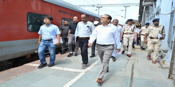 কামাখ্যা স্টেশনে অম্বুবাচি মেলার প্রস্তুতি পর্যালোচনা এনএফ রেলের জিএম চেতনকুমারের