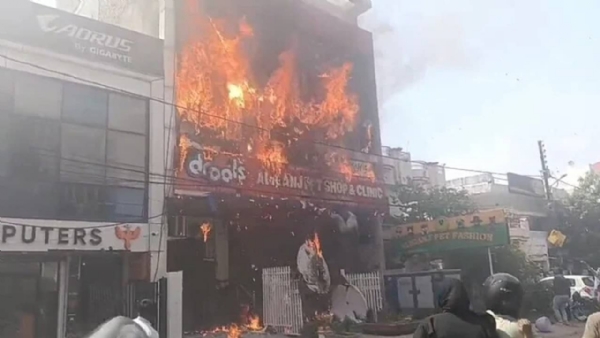 আলিগঞ্জে কোচিং সেন্টারে আগুন, কয়েকজন আটকে থাকার শঙ্কা!
