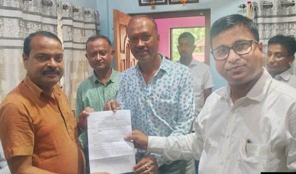 সাংসদ কৃপানাথ মালার হাতে স্মারকপত্ৰ প্ৰদান