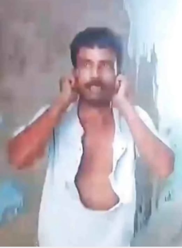 তৃণমূল নেতা কান ধরে দাঁড়িয়ে
