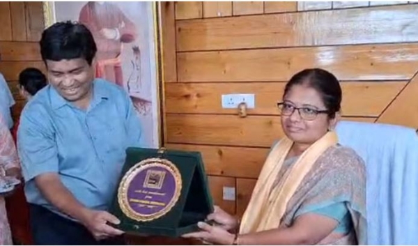 আইএএস অফিসার আর বিমলাকে স্বাগত জানানো হচ্ছে আইএএস অফিসার আর বিমলাকে স্বাগত জানানো হচ্ছে
