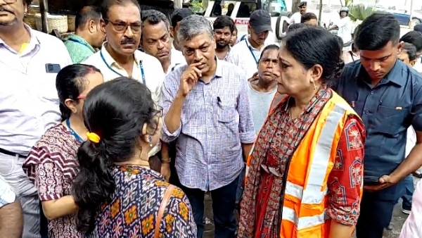 কাঁকুড়গাছি ভিআইপি মার্কেটে স্বচ্ছতা অভিযানে পুরমন্ত্রী অগ্নিমিত্রা