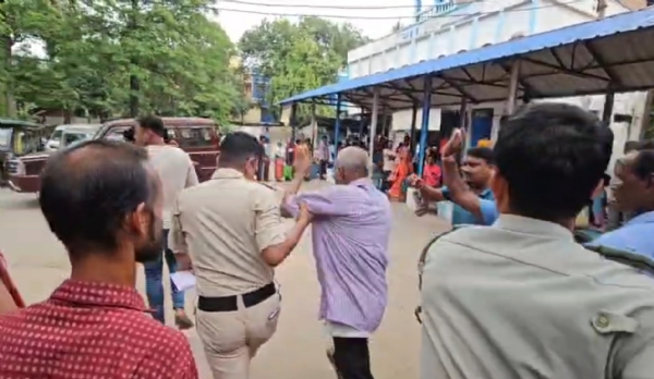 আদালতের পথে ডিম থেরাপি প্রাক্তন প্রধানকে লক্ষ্য করে
