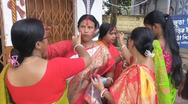 সিঁদুর খেলায় মাতলেন মহিলারা সিঁদুর খেলায় মাতলেন মহিলারা