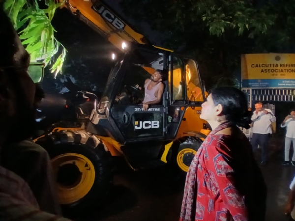 প্রেস ক্লাব কলকাতায় গাছ পড়েছে, মন্ত্রী ঘটনাস্থলে