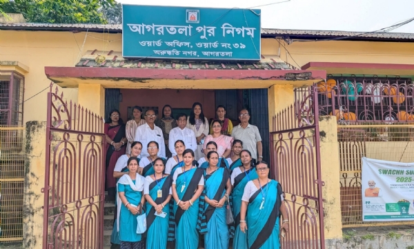 আশা কর্মীদের সাথে মেয়র দীপক মজুমদার