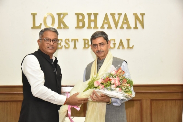লোকভবনে রাজ্যপালের সমীপে মন্ত্রী