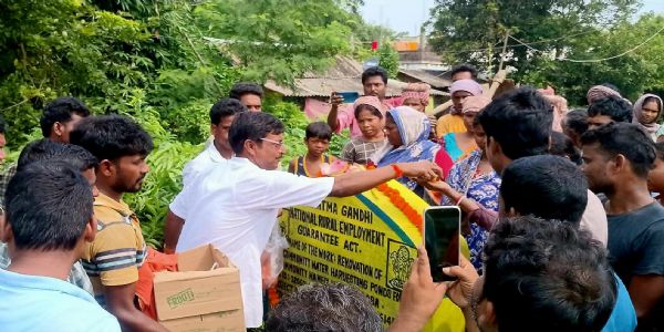 দীর্ঘদিন পর ১০০ দিনের কাজ শুরু, খুশির হাওয়া গোঘাটের শ্যামবাজারে