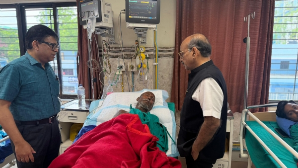 আহতদের সঙ্গে দেখা করলেন মন্ত্রী অজয় কুমার পোদ্দার