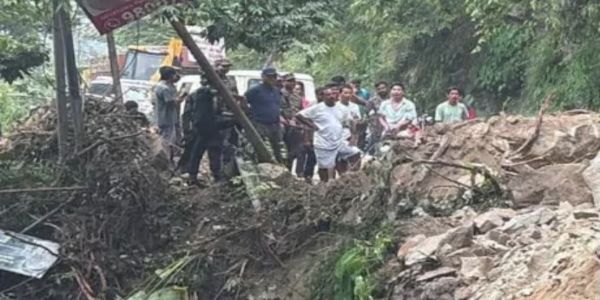 সেবকে ধস, বন্ধ ১০ নম্বর জাতীয় সড়ক