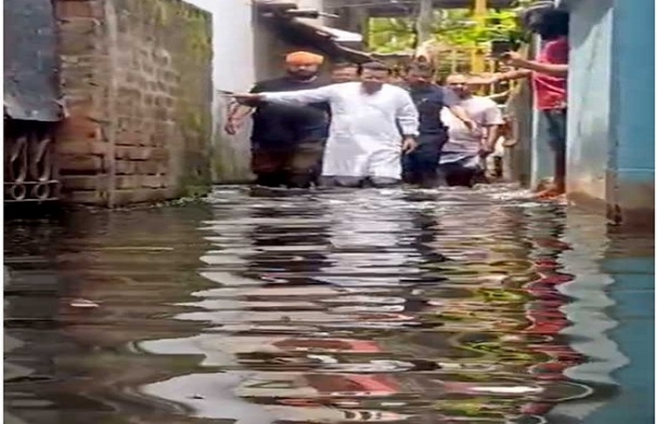 জলমগ্ন রাস্তায় দাঁড়িয়ে বিধায়ক রুদ্রনীল