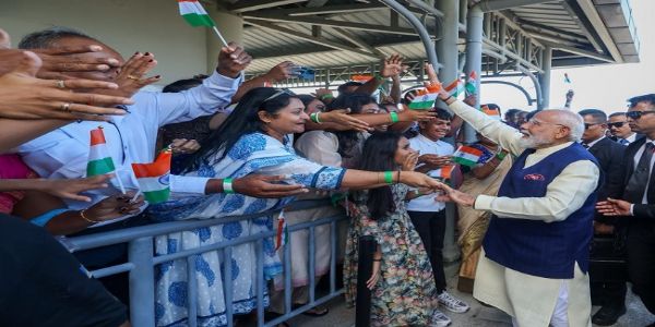 সেশেলসে প্রধানমন্ত্রীকে অভ্যর্থনা প্রবাসী ভারতীয়দের, চারাগাছ রোপণ মোদীর