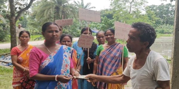 আবাস যোজনার টাকা পাইয়ে দেওয়ার নামে তোলা আদায়ের অভিযোগ, চাপে পড়ে ফেরাল তৃণমূল নেতা