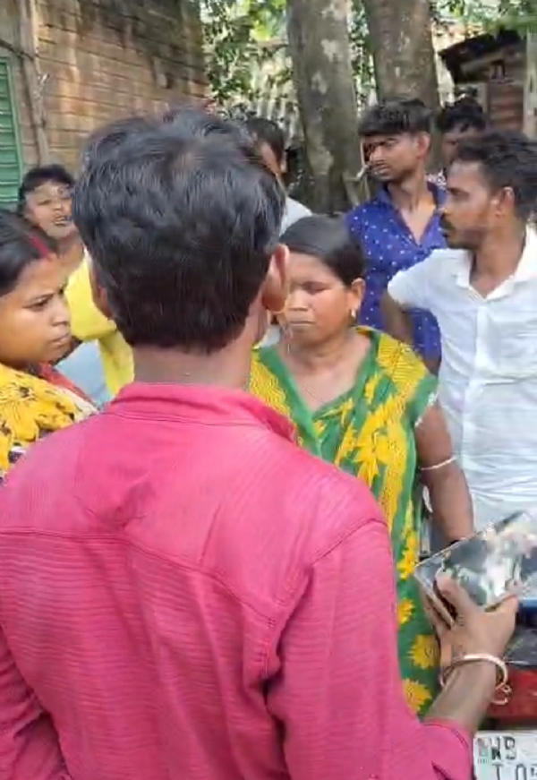 তৃণমূল নেতাকে জুতোপেটা গোঘাটে