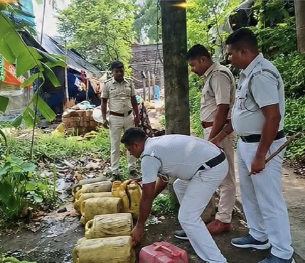 অবৈধ মদের ঠেকে  হানা